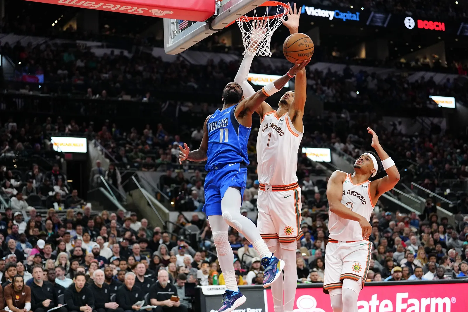 Victor Wembanyama (Spurs) au contre sur Kyrie Irving