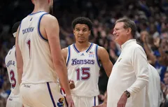 Kansas domine UConn dans le choc des derniers champions NCAA