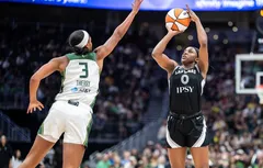 Jackie Young explose son record, les Aces écrasent le Storm