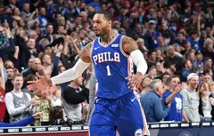 Mike Scott se bagarre avec des fans des Philadelphie Eagles