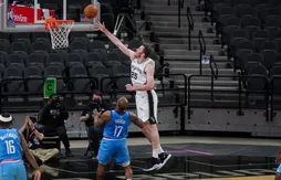 Jakob Poeltl sort du bois