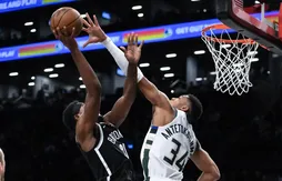 Le pivot Giannis Antetokounmpo finit les Nets