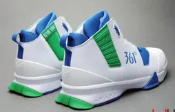 Kevin Love a des nouvelles chaussures… bizarres