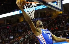 Opéré du genou, Joel Embiid pourra reprendre cet été