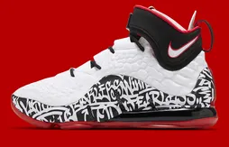 Nike : la LeBron 17 fusionne avec la LeBron 4