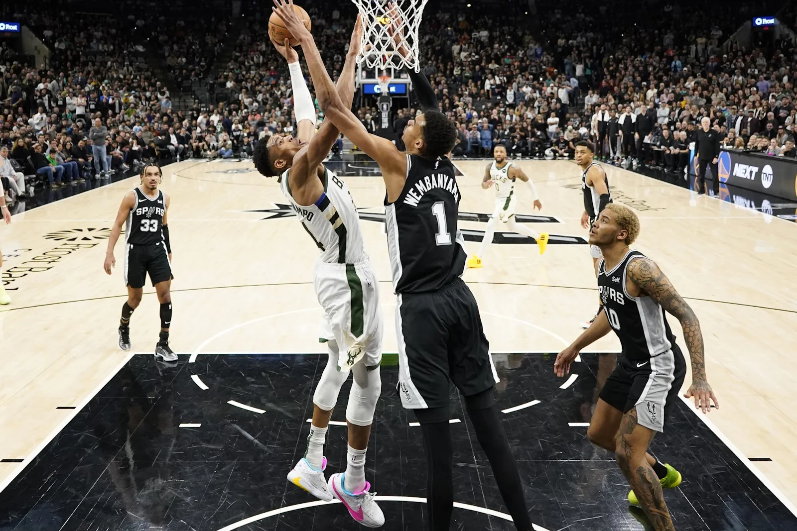 Victor Wembanyama et Giannis Antetokounmpo