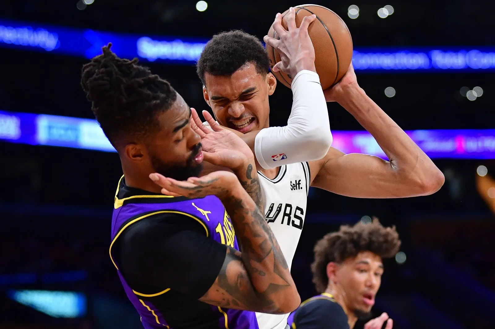 Victor Wembanyama (Spurs) face à D'Angelo Russell (Lakers)