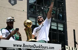 La folle tournée estivale de “Larry”, le trophée de champion de Boston