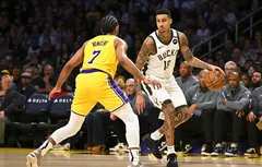 Kyle Kuzma entre tout doucement dans son costume à Milwaukee