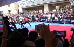 Derrick Rose donne des leçons de un-contre-un aux Japonais