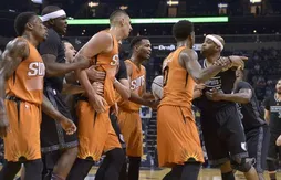 Quand Vince Carter joue du coude avec Devin Booker