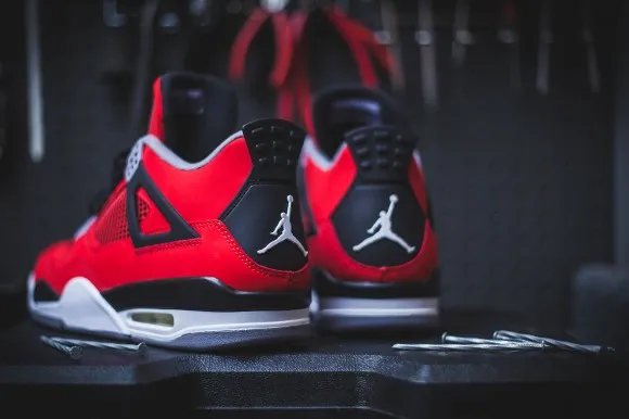 Lorsque l'un des modèles les plus appréciés est revisité avec des touches vintage, cela donne la Air Jordan 4 Retro pour Homme. Avec ses éléments de maintien à la cheville et son mesh moulé innovant, la chaussure Air Jordan 4 Retro est un modèle robuste et résistant qui vous donne le maximum à chaque fois.