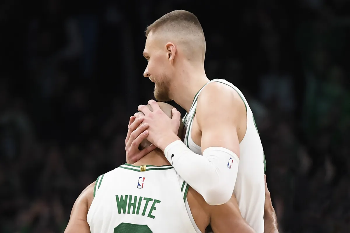 Kristaps Porzingis, Derrick White et le piège de la hanche