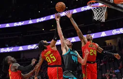 D’un tout petit point et du bout des doigts, les Hawks gagnent enfin un match !