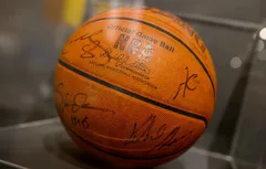 Un demi-million de dollars pour le ballon du premier titre du duo Kobe/Shaq
