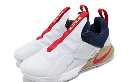 Nike : du bordeaux pour la rentrée de LeBron James, une Ambassador 11 imperméable