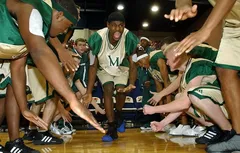 LeBron James félicite son pote Romeo Travis, champion de France 2018