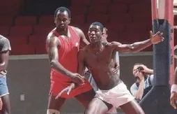 Hakeem Olajuwon a façonné son jeu en défiant Moses Malone