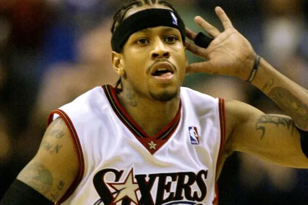 Le 12 avril 1997, le rookie Allen Iverson marque 50 points et se rapproche de Wilt Chamberlain