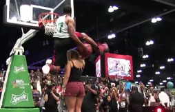 “Young Hollywood” passe un Rider par-dessus une jeune fille debout sur une chaise