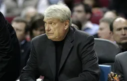 Don Nelson prépare un message aux Mavericks lors de la remise du prix Chuck Daly