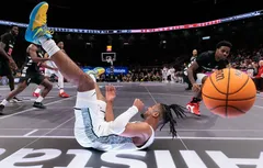 Glissades à la pelle et blessure : le parquet LED de la Big 12 fait un flop
