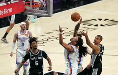 Le Thunder pris dans la vague