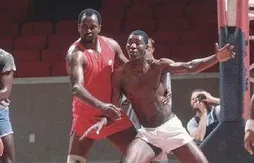 Hakeem Olajuwon a façonné son jeu en défiant Moses Malone