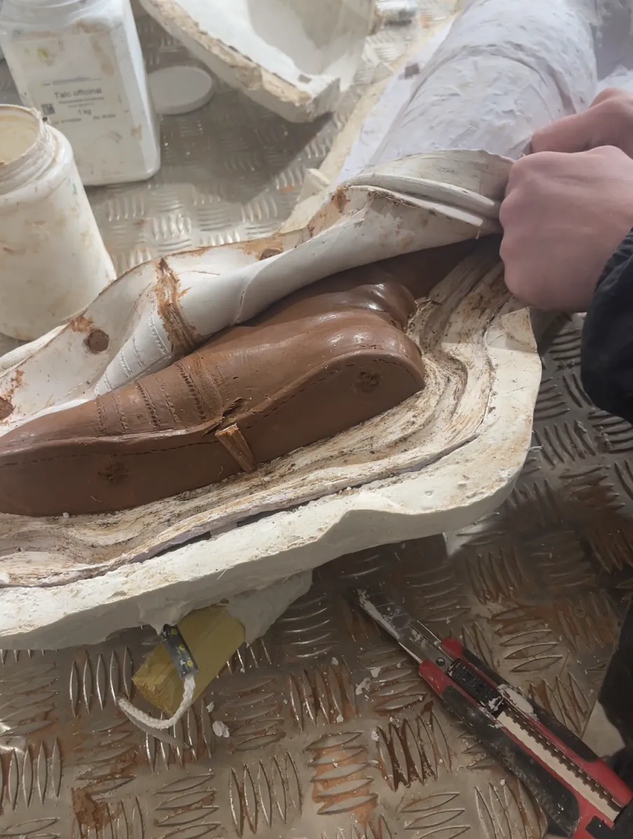 La phase du moule en silicone de la statue de Just Fontaine réalisée par Juan Carlos Carrillo