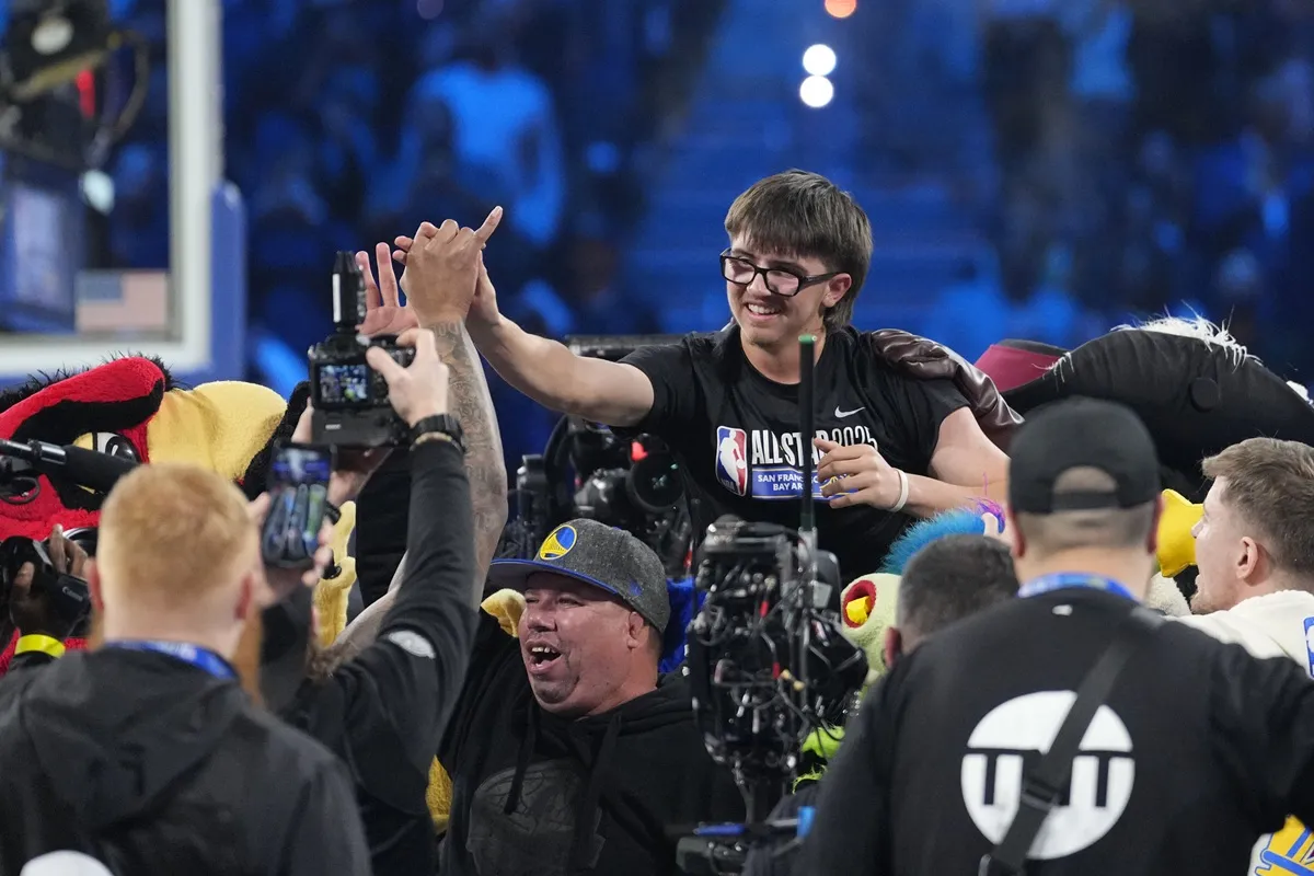 Un fan, Jaren Barajas, vainqueur d'un concours de 100 000-dollars contre Damian Lillard lors du All-Star Game