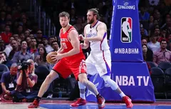 Houston égale l’offre de Brooklyn et conserve Donatas Motiejunas