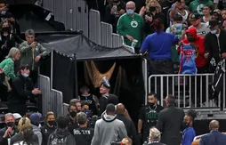 Un spectateur de Boston balance une bouteille sur Kyrie Irving !