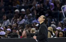 Les Dallas Wings se séparent déjà de leur entraîneur, Chris Koclanes