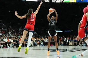 Grâce à Jackie Young, les Aces compostent leur billet pour les playoffs