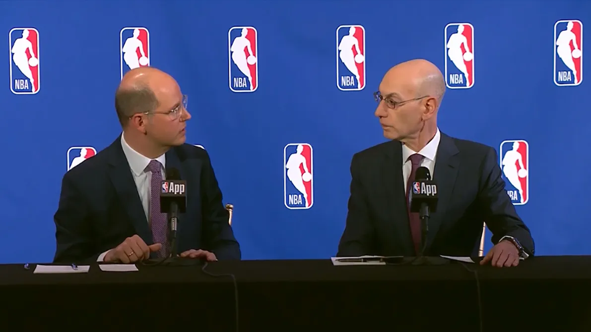Adam Silver, le patron de la NBA, et Andreas Zagklis, le secrétaire général de la FIBA