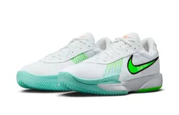 La Nike GT Cut Academy sort en “White Green Strike”