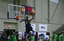 Ligues d’été : un énorme alley-oop sur touche