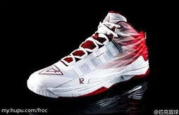 Peak officialise la première chaussure signature de Dwight Howard