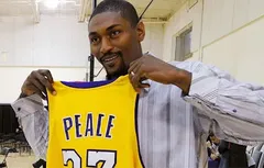Ron Artest est mort ; vive Metta World Peace