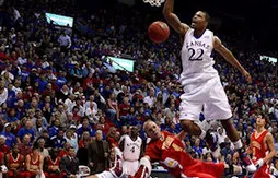Le dunk du jour : Marcus Morris (Kansas) écrabouille Andy Smith (Pittsburgh State)