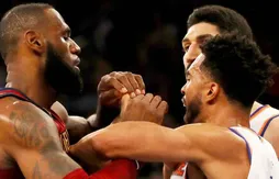 Après les mots, Enes Kanter et LeBron James se chauffent sur le parquet