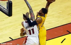 L’énorme poster de Paul George sur Chris Andersen