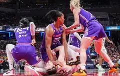 Stephanie White s’emporte face aux coups reçus par Caitlin Clark