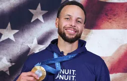Qui se cache derrière le sweat “Nuit Nuit” de Stephen Curry ?