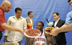 Le photo montage du jour : Eddy Curry face aux journalistes