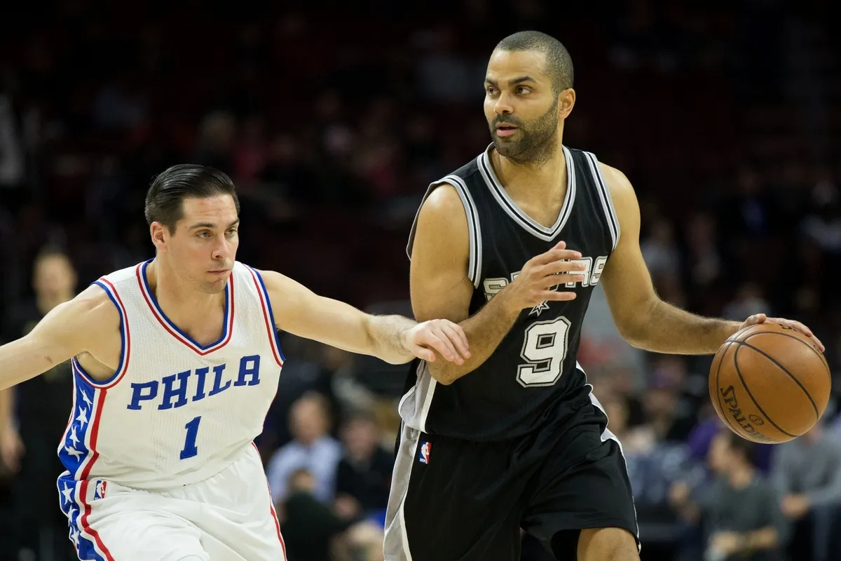 TJ McConnell face à Tony Parker