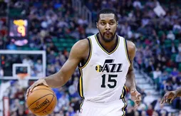 Derrick Favors touché au genou