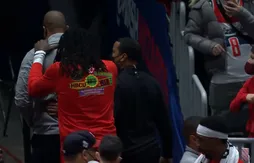 Désormais assistant aux Wizards, Mike Batiste se chauffe avec un spectateur…