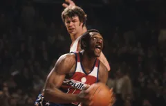 Le 23 juin 1972, les Rockets envoient Elvin Hayes aux Bullets