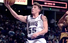 Un « vieux maillot tout pourri » de Jason Williams fait grimper les enchères